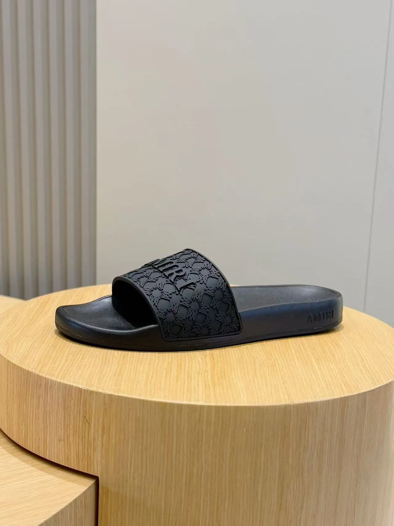 [AMIRI* Emil] P: 300💰 Size: 39-45 Official website new original 1:1 AMIRI* Emil classic men's slippers, high-end boutique, original material, TPU upper, foam bottom, fine workmanship, casual, loose and comfortable, a must-have in summer.